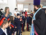 Иерей Андрей Павленков посетил церемонию посвящения в казачата учащихся первого класса МБОУ Первомайской СОШ