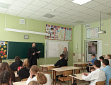 Священник посетил открытый урок в сулинской школе