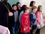 Рождественское поздравление пациентов Миллеровской окружной больницы учащимися Воскресной школы и клириком Свято-Пантелеимоновского храма иереем Георгием Лукащук