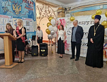«Ничего не бояться»: священник из Шахт напутствовал выпускников школы №23 на торжественной линейке