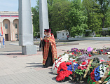 9 мая года в г. Гуково настоятель храма великомученика и целителя Пантелеимона иерей Олег Бурлаков совершил на площади Победы заупокойную литию о погибших воинах