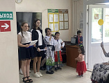 Священник и воспитанники воскресной школы посетили реабилитационный центр для престарелых в День Святой Троицы