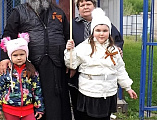 На улицах станицы Шумилинской прошла акция «Бессмертный полк». В шествии принял участие иерей Александр Туховский