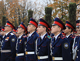 На площади Покровского кафедрального собора города Шахты прошло построение лучшего кадетского корпуса в России по случаю торжественной церемонии присяги и вручения первых погон молодым кадетам