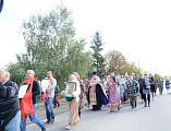 В праздник Воздвижения Честного и Животворящего Креста Господня православные христиане Гуковского благочиния прошли крестным ходом к поклонному кресту, установленному в центре города