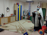 В праздник Крещения Господня иерей Алексий Скосарев посетил воспитанников центра детской реабилитации «Добродея» города Шахты
