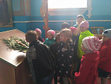 Священник провел беседу со школьниками начальных классов в храме Пресвятой Троицы с. Маньково