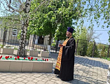 В поселке Новозарянский настоятель храма совершил литию у памятника павшим воинам