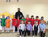 С пасхальным поздравлением иерей Сергий Липень посетил детский сад пос. Новозарянский