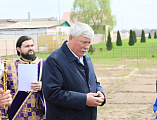 Преосвященнейший епископ Симон совершил «Чин, бываемый при основании церкви и водружении креста» на месте строительства храма великомученика Георгия Победоносца в ст. Обливской
