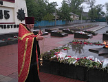 В 74-ю годовщину Победы в Великой Отечественной войне священнослужители Гуковского благочиния совершили возложение памятного венка к монументу погибшим героям