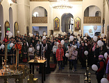 «Кемерово, мы с тобой». На Соборной площади города Шахты запустили белые шары и совершили заупокойное богослужение в память о погибших в торговом центре «Зимняя вишня»