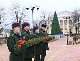 В честь Дня героев Отечества прошло возложение цветов и венков к Вечному огню на площади 50-летия Победы п. Каменоломни, на мемориалах «Аллея героев» и «Воинам Великой Отечественной войны»