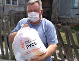 Иерей Александр Туховский и волонтер доставили и раздали продукты питания пожилым жителям хут. Николаевского