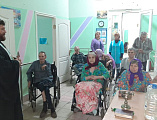 Настоятель храма святой Троицы города Шахты протоиерей Павел Шаповалов посетил Шахтинский пансионат для престарелых и инвалидов.