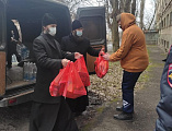 С гуманитарного склада Покровского кафедрального собора города Шахты доставлена помощь в пункт временного размещения беженцев