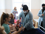 С наступающими Новым годом и Рождеством Христовым Преосвященнейший епископ Симон вместе с главой Администрации г. Шахты А.В. Ковалевым поздравил детей, находящихся на лечении в шахтинской больнице