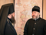 Преосвященнейший епископ Симон и иеромонах Варнава (Максименко) обсудили проект иконостаса для храма преподобного Сергия Радонежского и проект храма Живоначальной Троицы в поселке Сидорово-Кадамовский