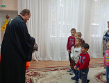 Протоиерей Роман Амплеев подарил подарки воспитанникам ГБУСОН РО «СРЦ города Новошахтинска»