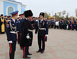 На площади Покровского кафедрального собора города Шахты прошло построение лучшего кадетского корпуса в России по случаю торжественной церемонии присяги и вручения первых погон молодым кадетам