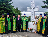 В парке у мемориала «Клятва» станицы Вёшенской состоялось освящение мраморного поклонного креста