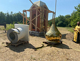 Купол и крест освящены для часовни в честь святых новомучеников и исповедников Церкви Русской в поселке Верхнегрушевский Октябрьского района