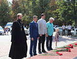 В г. Шахты состоялось торжественное возложение цветов к Мемориалу Шахтерской Славы почтил память погибших шахтеров протоиерей Сергий Яценко.