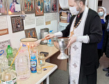 Протоиерей Роман Мясников в праздник Крещения Господня освятил воду в доме престарелых п. Садовый