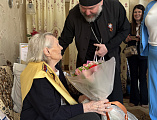 В преддверии 80-летия Победы епископ Симон посетил ветерана войны Надежду Федоровну Шайдюк, начавшую свой боевой путь в 16 лет