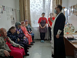 В праздник Крещения Господня священник освятил воду в доме престарелых п. Садовый