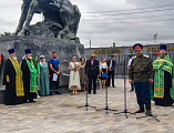 В парке у мемориала «Клятва» станицы Вёшенской состоялось освящение мраморного поклонного креста