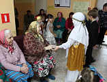 Иерей Роман Митяшин и ученики воскресной школы посетили дом престарелых