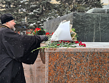 В 80-ю годовщину освобождения города Шахты от немецких оккупантов епископ Шахтинский и Миллеровский Симон возложил цветы к мемориальному комплексу