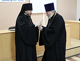 Удостоверения о повышении квалификации духовенство Шахтинской епархии получило из рук епископа Шахтинского и Миллеровского Симона и директора ИСОиП (филиала) ДГТУ в г. Шахты С.Г. Страданченко