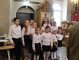 Воспитанники воскресной школы храма Донской иконы Богородицы г. Новошахтинска поздравили с Пасхой и Днем Победы настоятеля и прихожан