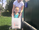 Благотворительные продуктовые наборы получили малоимущие жители станицы Кривянской и поселка Кадамовский