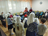 С пасхальным поздравлением и ко Дню Победы иерей Виктор Литвинов и ученики воскресной школы посетили дом престарелых