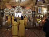 Воскресное богослужение архиерейским чином собрало на молитву в Екатерининском Архиерейском подворье верующих города Красный Сулин