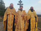 Молебен у Поклонного креста в селе Верхнегреково Кашарского благочиния   