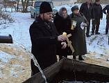 Благочинный приходов Кашарского округа иерей Георгий Грошев совершил чин великого освящения воды в приходах, молитвенных домах и традиционных местах сбора людей в благочинии