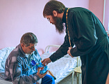 В дни Святого Рождества настоятель и сотрудники Покровского собора города Шахты посетили социальный центр по оказанию помощи бездомным