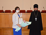 Протоиерей Сергий Яценко поздравил с профессиональным праздником социальных работников города Шахты