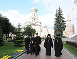 В Свято-Троицкой Сергиевой Лавре Преосвященнейший епископ Симон совершил молебное пение в храме Святой Троицы у мощей преподобного Сергия Радонежского