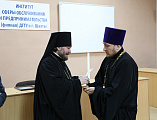 Удостоверения о повышении квалификации духовенство Шахтинской епархии получило из рук епископа Шахтинского и Миллеровского Симона и директора ИСОиП (филиала) ДГТУ в г. Шахты С.Г. Страданченко