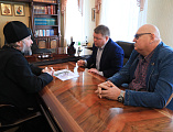 Преосвященнейший епископ Симон и глава Администрации города Донецка Р.В. Кураев провели рабочую встречу в Епархиальном управлении города Шахты