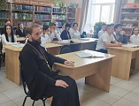 В Центральной районной библиотеке п. Каменоломни прошел урок для старшеклассников «Духовные книги — книги о главном»