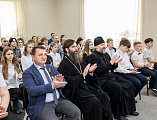 «Патриотизм – это не громкие слова, а конкретные дела – уважение к закону и забота о ближних». Епископ Симон принял участие в торжественном вручении паспортов молодым гражданам России