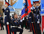 На площади Покровского кафедрального собора города Шахты прошло построение лучшего кадетского корпуса в России по случаю торжественной церемонии присяги и вручения первых погон молодым кадетам