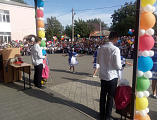 Иерей Николай Налеткин в День знаний принял участие в праздничной линейке и напутствовал педагогов и учащихся на новый учебный год