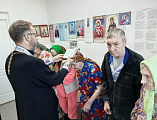 Настоятель храма святой блаженной Ксении Петербургской Багаевского района протоиерей Роман Мясников посетил дом престарелых поселка Садовый